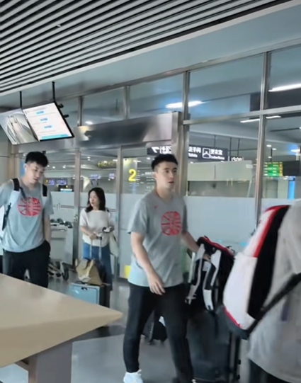 开云-辽宁男篮动态速递!赵继伟随队出发男篮热身赛,球队要求球员全员回归,已收到多份外援报告